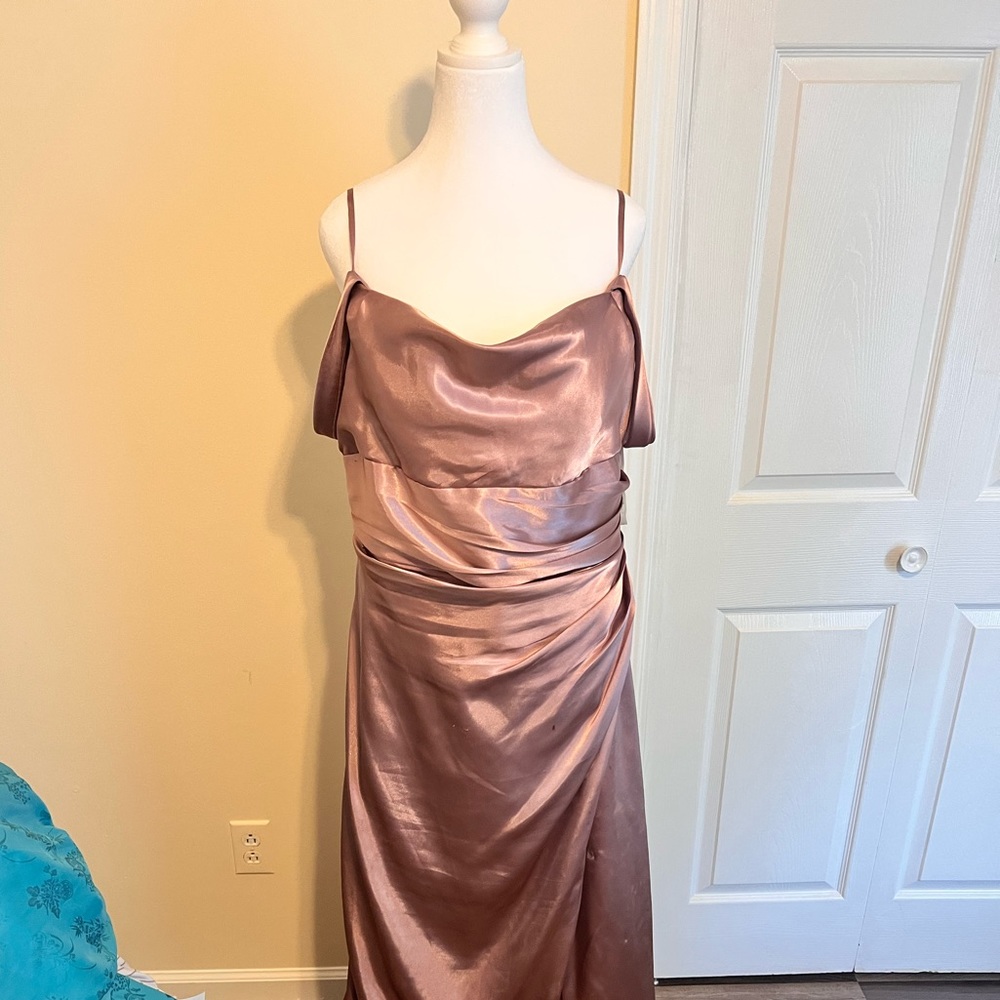 GALINA SIGNATURE

charmeuse cowl bridesmaid dress with swag sleeves